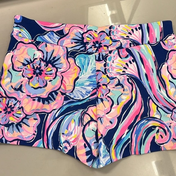 Lilly Pulitzer McKenna Floral 4” Women's Shorts - Multicolor. Women’s sized 6 - Picture 2 of 4